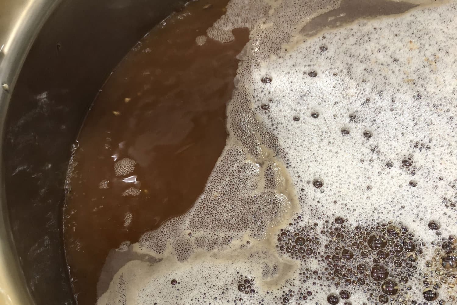 モルトをお湯に入れて糖化させる