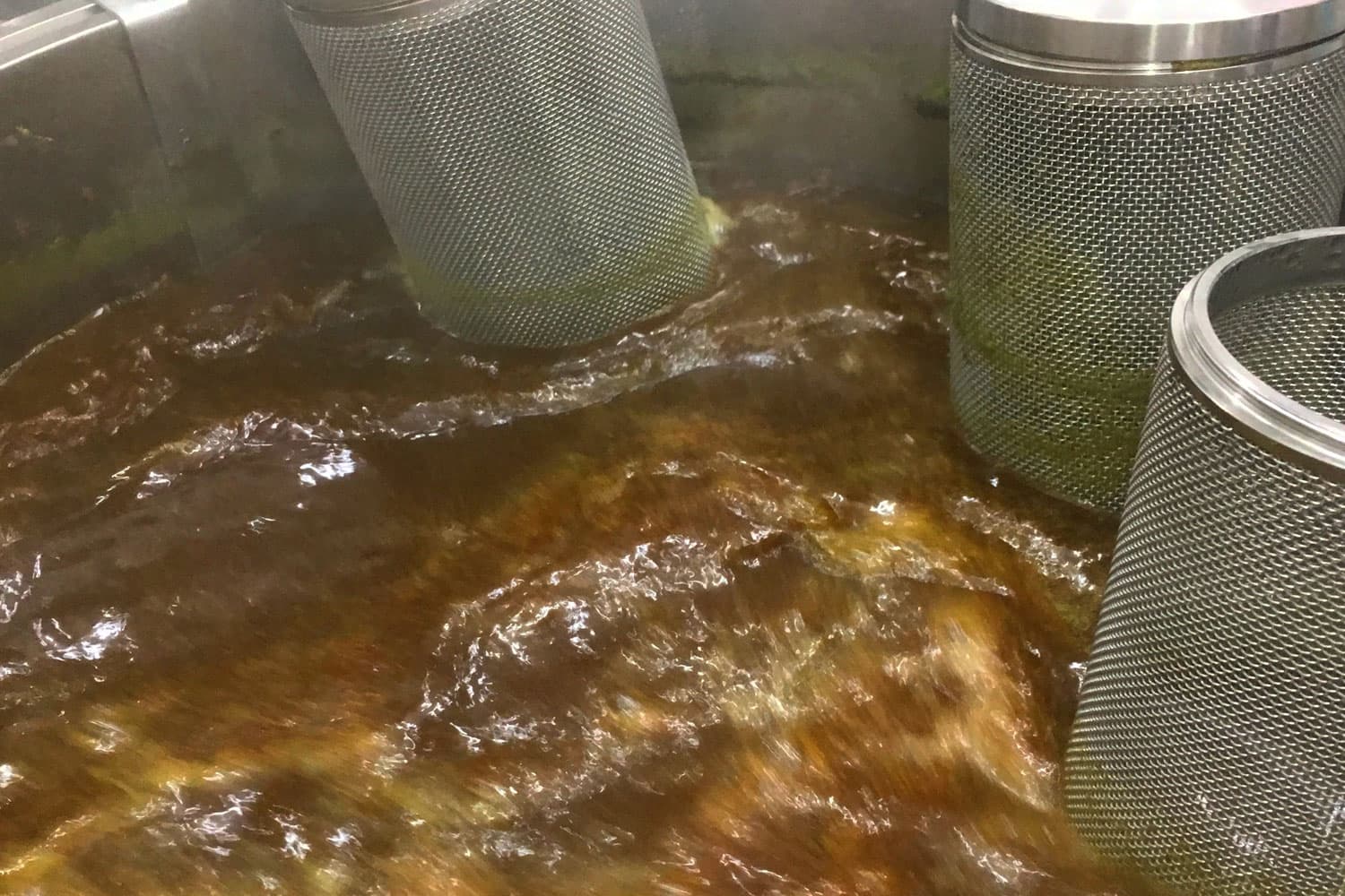 ホップをバスケットに入れて煮込む